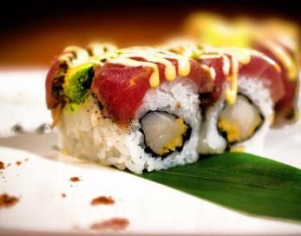 Скидка 50% на ВЕСЬ ассортимент суши от компании Sushibee! Лакомый кусочек!