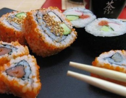 Скидка 50% на суши, роллы и сеты от службы доставки японской кухни Inari Sushi!