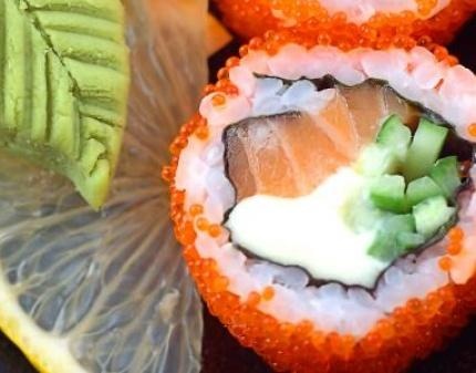 Скидка 50% на ВЕСЬ ассортимент суши от компании Sushibee! Лакомый кусочек!