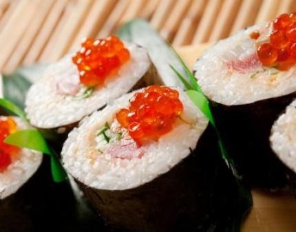 Скидка 50% на ВЕСЬ ассортимент суши от компании Sushibee! Лакомый кусочек!