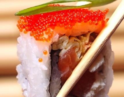 Скидка 50% на ВЕСЬ ассортимент суши от компании Sushibee! Лакомый кусочек!