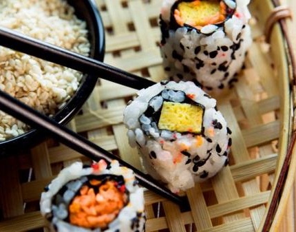 Скидка 50% на заказ любых суши и роллов в Sushi House! Вкусно, полезно, удобно!