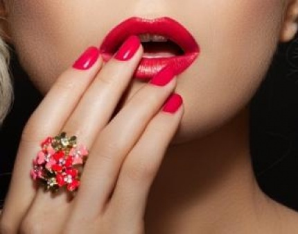 Скидка 60% на маникюр и педикюр с покрытием Shellac + SPA-уход для ног и рук! Блистательно!